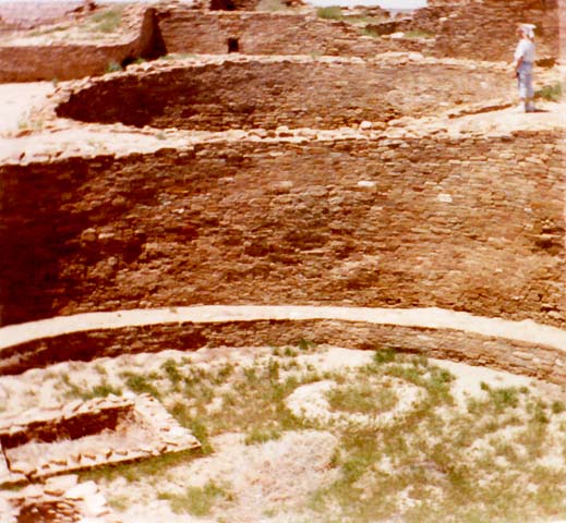 [Chaco Canyon - Pueblo del Arroyo - kivas]